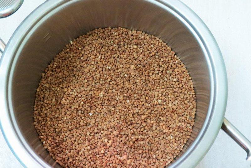 poner trigo sarraceno en una cacerola