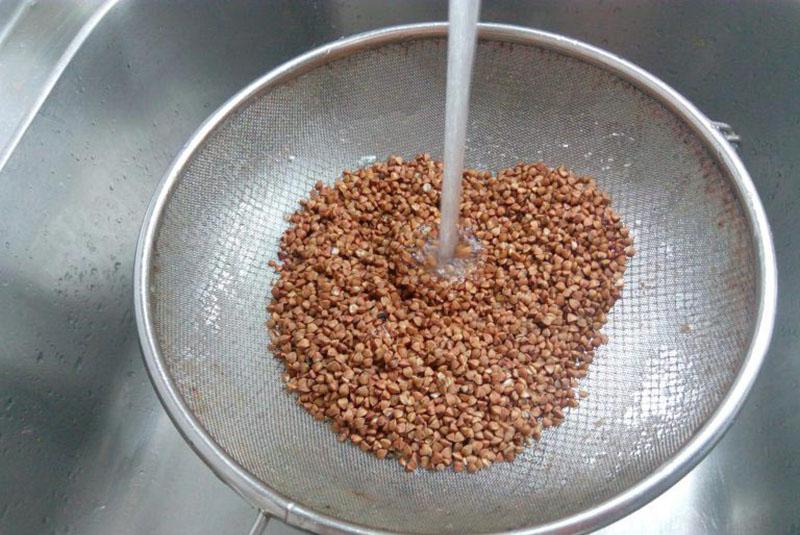 enjuagar el trigo sarraceno