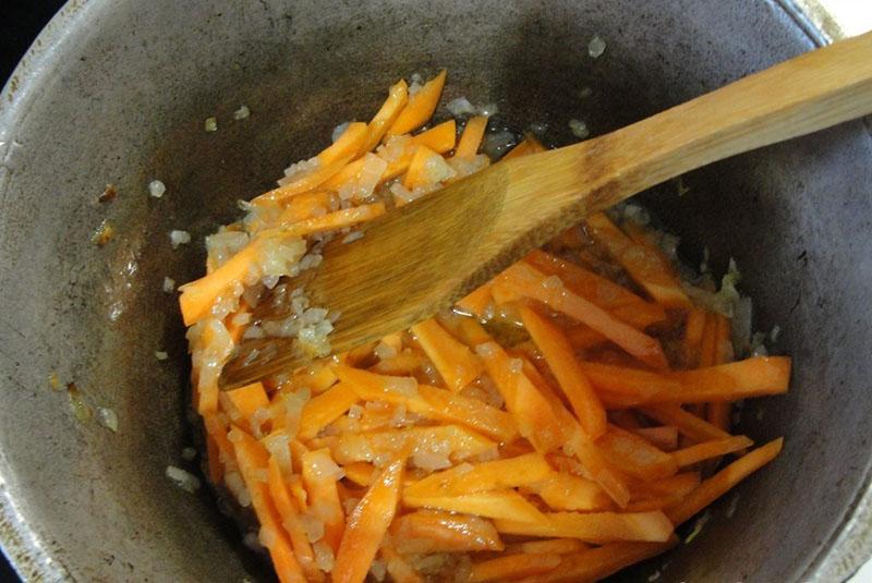 faire revenir les oignons et les carottes
