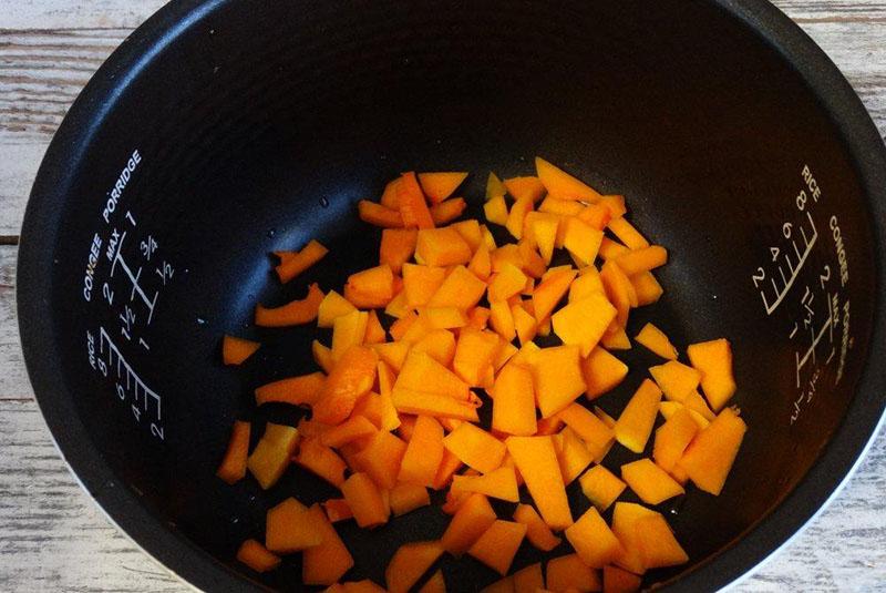 poner la calabaza en una olla de cocción lenta