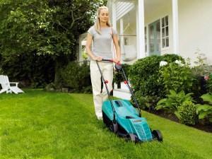 mujer con cortadora de césped