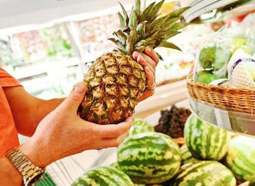 La corteza blanda y los mechones de hojas débiles indican una fruta demasiado madura.