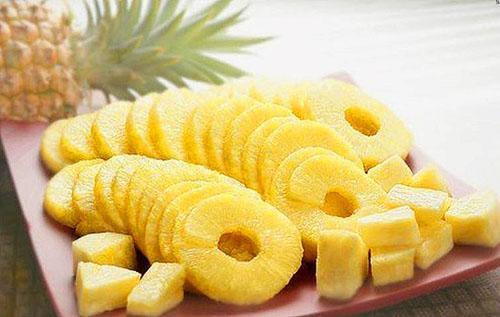 La tige centrale de l'ananas n'est pas consommée en raison de sa dureté.