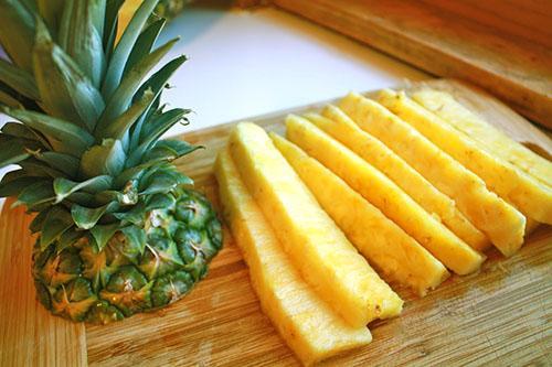 Avec un stockage à long terme, les feuilles d'ananas ne changent pas de couleur