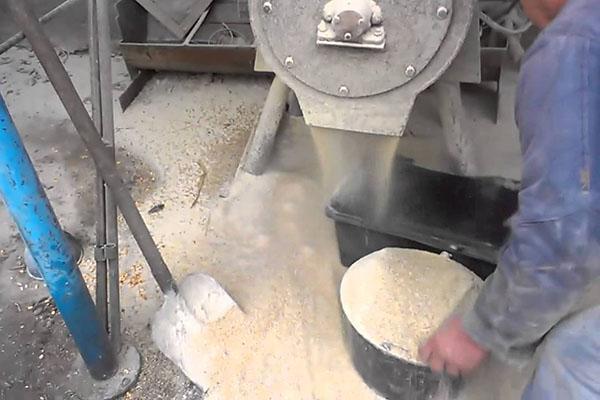 écraser le grain avec un broyeur