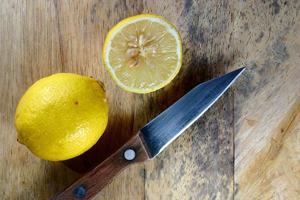 Obtener las semillas del limón cortado