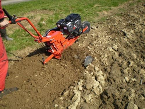 alignement avec un tracteur à conducteur marchant