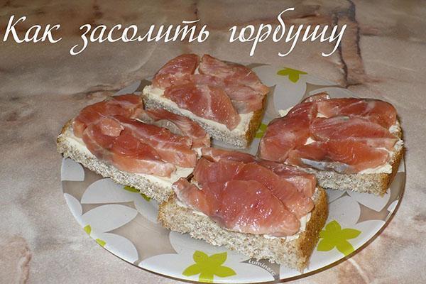 sándwiches de salmón rosado salados