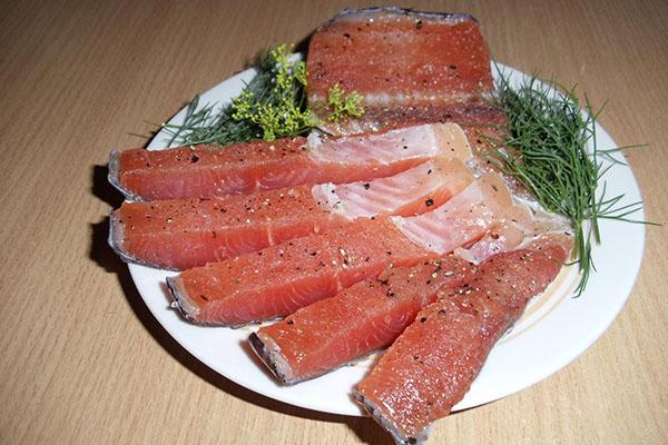 una manera fácil de encurtir salmón rosado