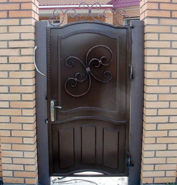 puerta peatonal incorporada de metal con cerradura de embutir