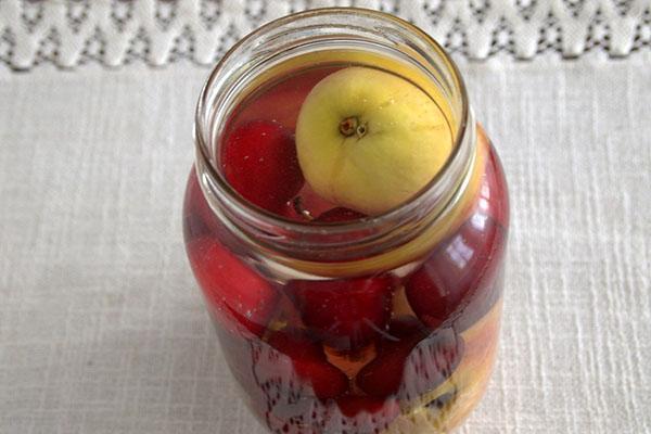 vierta agua hirviendo sobre la fruta