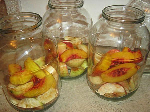 melocotones y manzanas en frascos