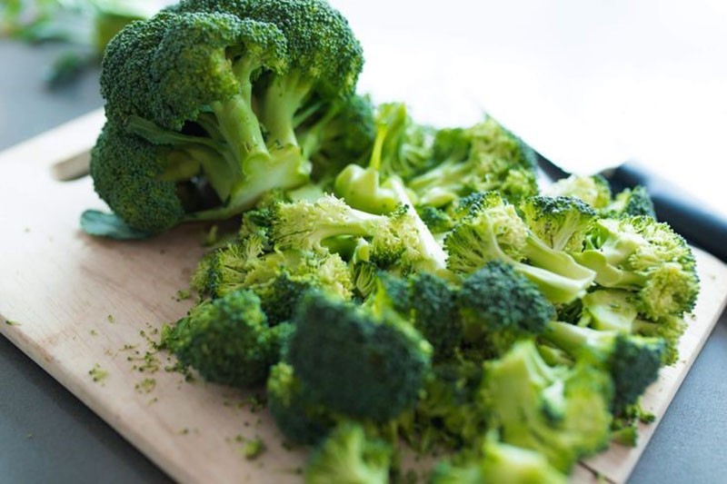 diviser le brocoli en inflorescences