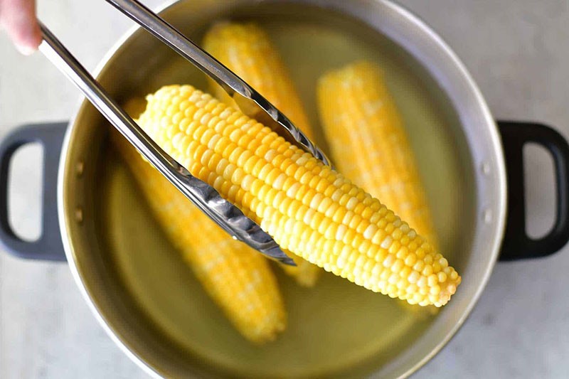 hervir mazorcas de maíz