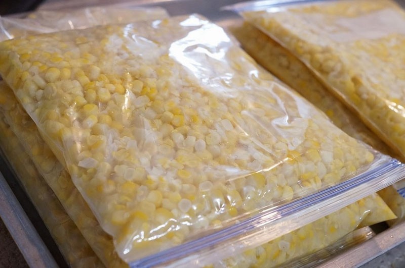 congelado en bolsas de granos de maíz