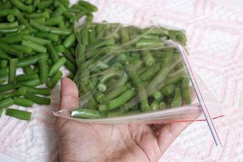 Los frijoles preparados se colocan en bolsas.