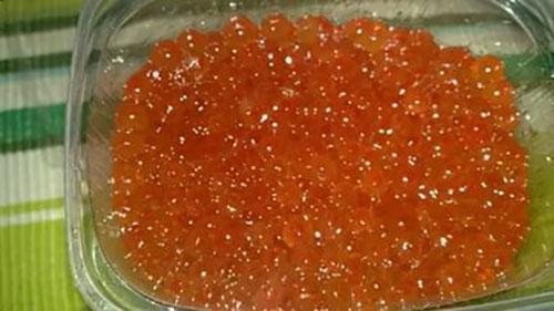 étaler le caviar et le sel