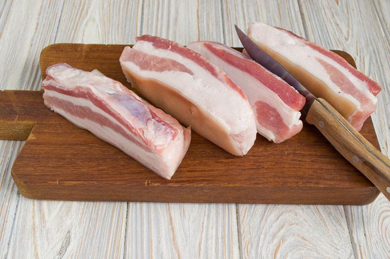 couper le bacon en barres