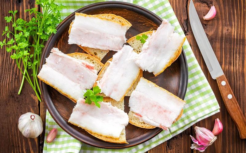 bocadillos con manteca de cerdo salada