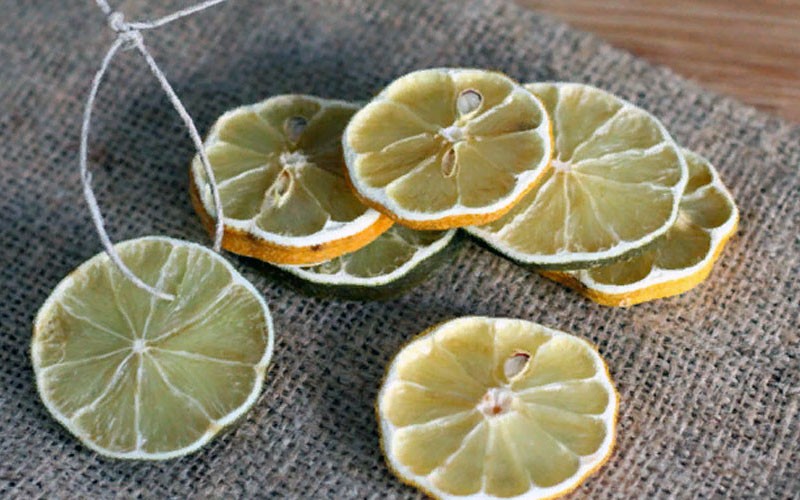cómo secar limón para decorar con una batería