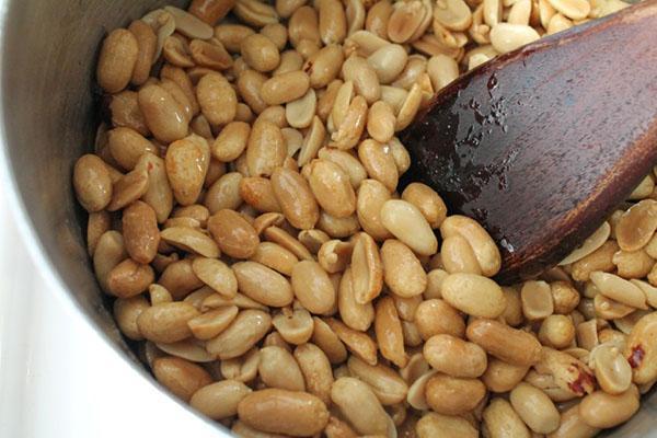 freír los cacahuetes en una sartén