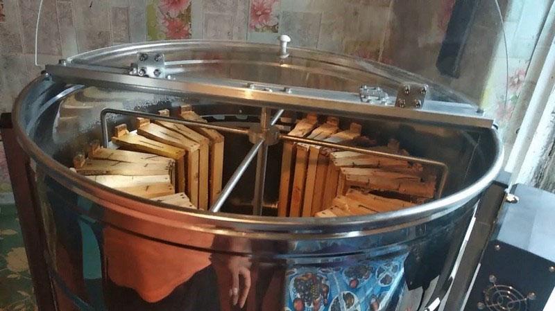 inserte marcos con miel en el tambor