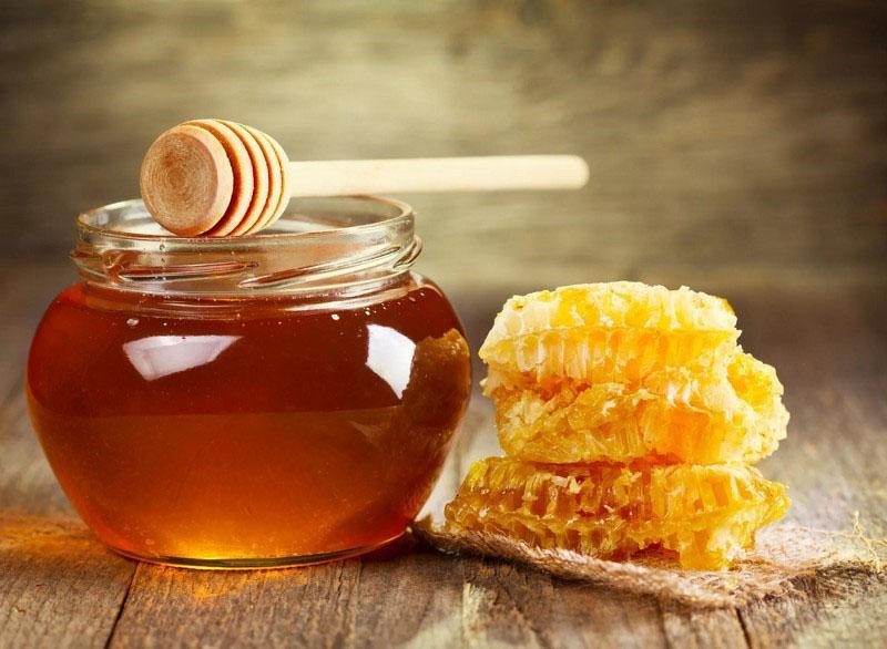 verser le miel dans des pots