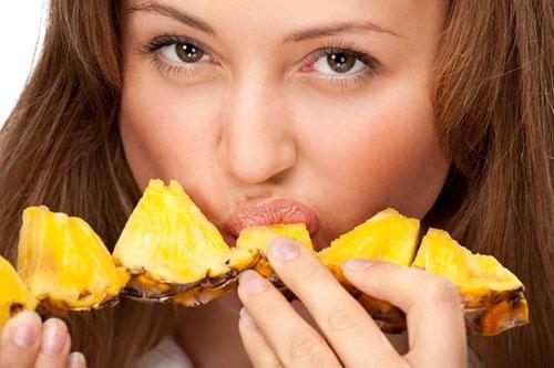 La pulpe juteuse et parfumée de l'ananas contient de nombreuses vitamines et minéraux