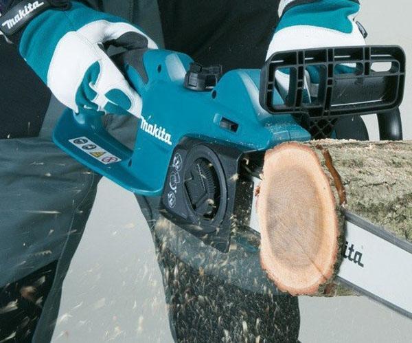 Sierra eléctrica marca Makita