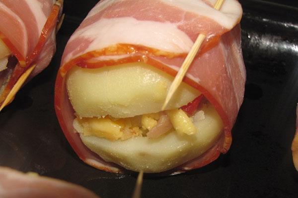 envuelva las papas con queso en tocino