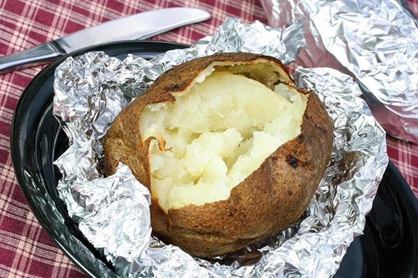 patatas asadas en papel de aluminio