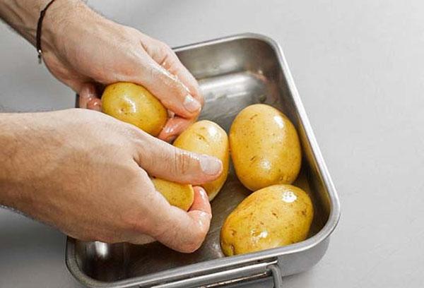 poner papas en una bandeja para hornear