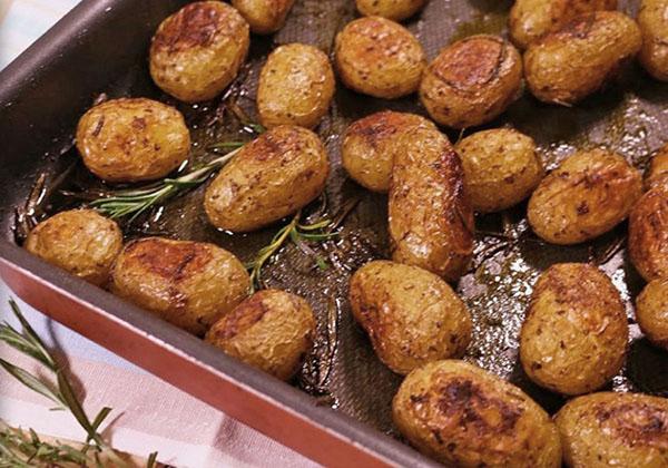 pommes de terre en veste cuites au four au romarin