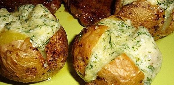 patatas rellenas con chaqueta al horno en el horno