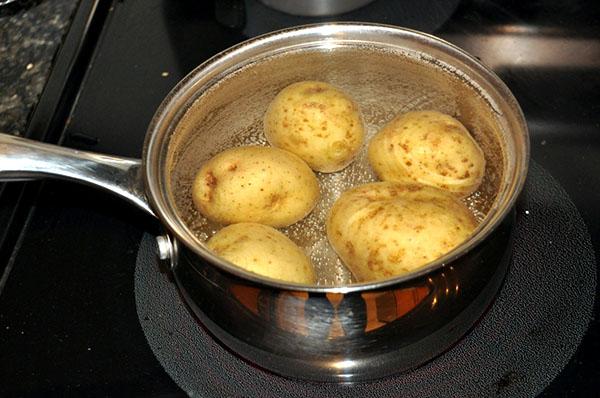 hervir patatas grandes