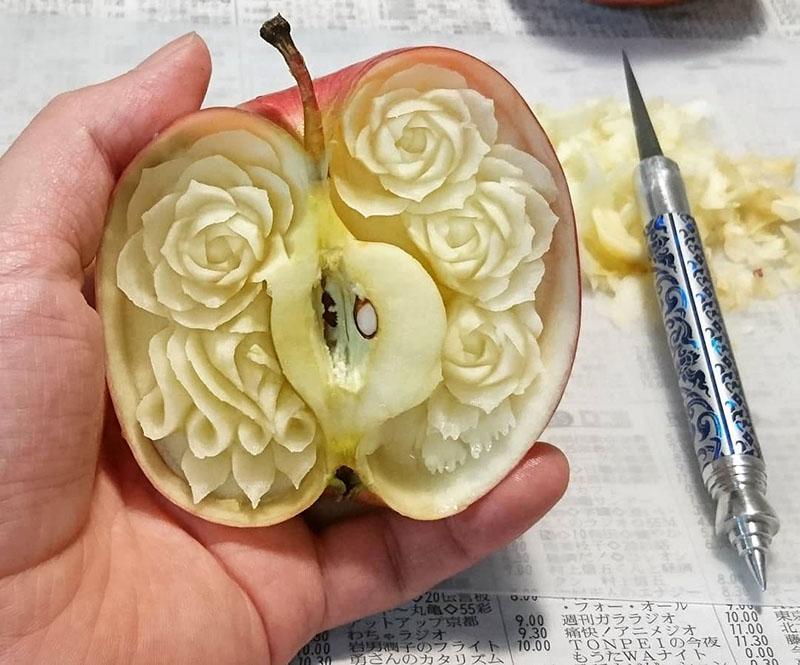 sculpture à l'intérieur de la pomme