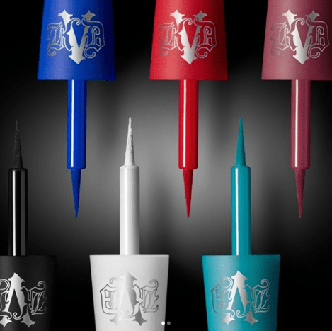 Von D ging mit der Einführung der matten Flüssigliner von Ink Well hell und mutig vor, in sechs aufregenden Farben: Trooper (Schwarz), Dark Wave (Blau), White Out (Weiß), Vampira (Burgandy), Outlaw (Rot), und Träumer (Aqua).