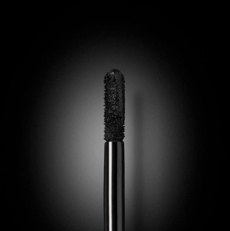 Zu guter Letzt hat Von D den Lash Liner zum Umranden der Wasserlinie eingeführt. Im Gegensatz zu herkömmlichen Kajalstiften ist der Lashliner wischfest und härtet in 15 Sekunden aus. Ganz zu schweigen davon, dass die wasserfeste Formel verhindert, dass sie bei Kontakt mit Ihren Augen verblasst.