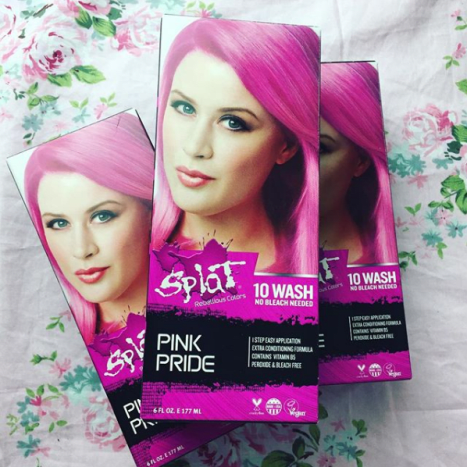 Foto přes @kellyeden A před několika dny Eden oznámila, že bude novou tváří růžového odstínu pýchy na vlasy Splat.