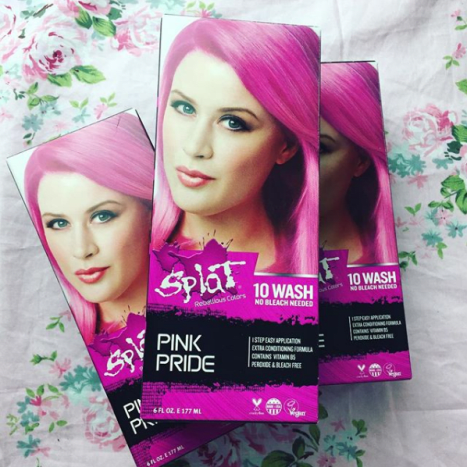 Foto via @kellyedenUnd erst vor wenigen Tagen gab Eden bekannt, dass sie das neue Gesicht von Splats rosa Pride-Farbton sein wird.