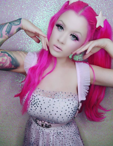 Foto via @kellyedenLassen Sie uns wissen, was Sie von Edens hübschen rosa Locken halten und teilen Sie Ihre Lieblings-Haarfärbemarke im Kommentarbereich auf Facebook.