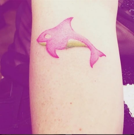 Keshas neue Tinte zeigt einen winzigen rosa und gelben Wal auf ihrem Arm, aber der kleine Orca ist nicht Keshas einziges Wal-Tattoo. Sie hat mindestens drei weitere Tattoos mit Walmotiven und scheint darauf bedacht zu sein, ihren Körper damit zu bedecken. Ein Foto von Keshas neuestem Tattoo wurde am 10. Januar auf ihrem Instagram-Account gepostet, und auf dem Foto ist das brandneue rosa-gelbe Tattoo der Sängerin eines Orca-Wals zu sehen. Kesha hat das Foto mit einem Titel versehen: „Psychedelische Wale bedecken langsam meinen ganzen Körper…“