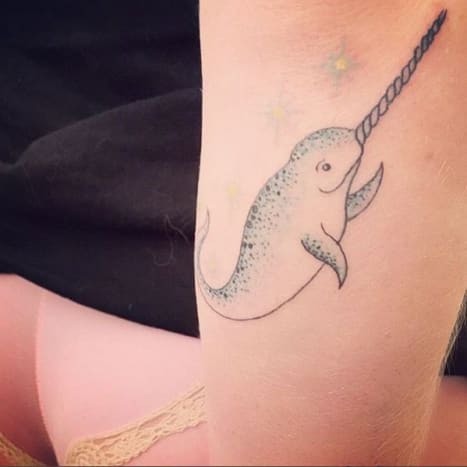 Kesha blieb ihrem Wal-Tattoo-Thema treu und ging Ende letzten Jahres wieder unter die Nadel, um ein Tattoo eines Narwals zu machen, einem blassen Schweinswal, der in den arktischen Gewässern um Grönland, Russland und Kanada lebt. Der Narwal wird „das Einhorn des Meeres“ genannt und hat zwei Zähne, und bei Männern wächst der markantere Zahn in einem schwertartigen, spiralförmigen Stoßzahn, der einem Einhornhorn ähnelt, direkt durch seine Oberlippe.