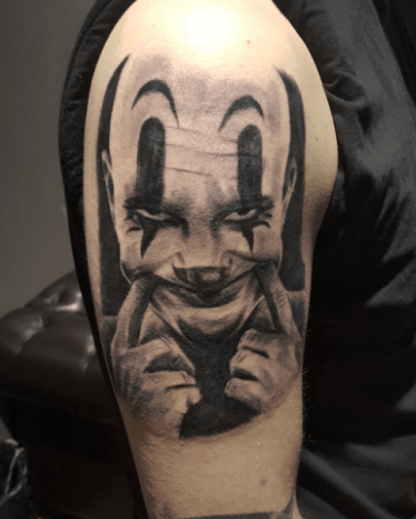 schwarzes und weißes gruseliges Clown Tattoo