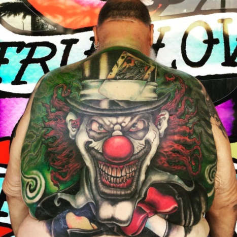 Clown Tattoo am ganzen Rücken