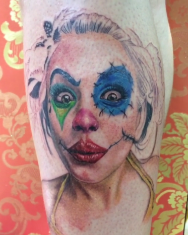 gruseliges Mädchen Clown Tattoo