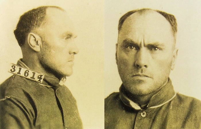 Foto via ozy Dieser Typ war sowohl geistig als auch körperlich ein Monster. Er vergewaltigte und tötete (durch Strangulation und Schläge mit einer Eisenstange) zwischen 1920 und 1929 über 22 Männer und Jungen. Er wird auch verdächtigt, über 1.000 Jungen sodomisiert zu haben. Im Todestrakt sagte Panzram: „In meinem Leben habe ich 21 Menschen ermordet, ich habe Tausende von Einbrüchen, Raubüberfällen, Diebstählen, Brandstiftungen begangen und nicht zuletzt habe ich Sodomie an mehr als 1.000 männlichen Menschen begangen Wesen. Für all diese Dinge tut es mir nicht im Geringsten leid. “ Er wurde am 5. September 1930 in Kansas durch Erhängen hingerichtet. Panzram hatte eine große Tätowierung eines Bootsankers auf seinem linken Unterarm, einen weiteren Anker mit einem Adler und dem Kopf eines Chinesen auf seinem rechten Unterarm und zwei Adler auf seinem Brust mit den Worten „LIBERTY and JUSTICE“ unter den Flügeln tätowiert.