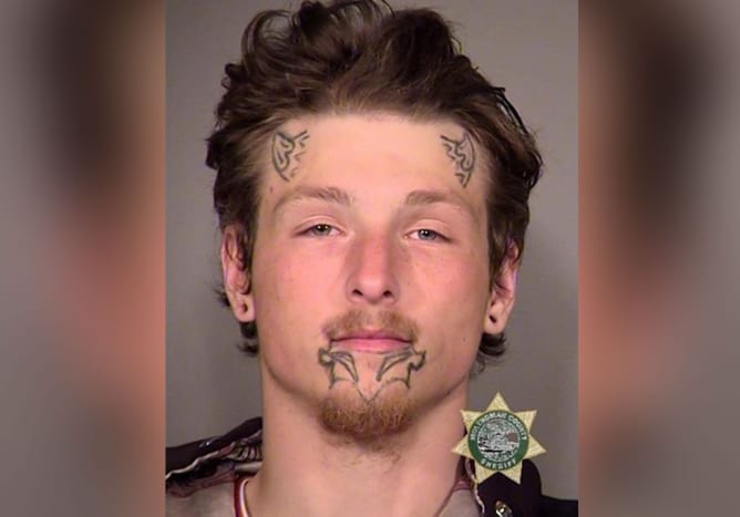 Foto via seattlepiDieser Typ hat noch niemanden getötet. Auf dieser Liste steht er jedoch aus zwei Gründen. Das erste sind seine Teufelshörner und seine satanischen Bart-Gesichts-Tattoos und die Kommentare, die er gemacht hat, nachdem er festgenommen wurde, weil er zufällig zwei Menschen erstochen hatte. Bei seiner Festnahme sagte er zu den Beamten: „Ich werde jeden Tag eine Person erstechen … es ist besser, als Meth zu nehmen.“