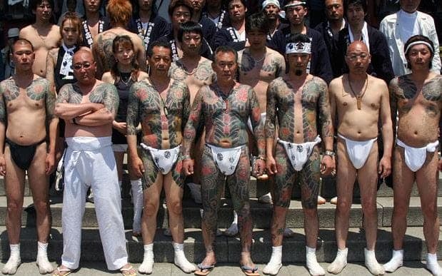 Fotografie prostřednictvím telegrafu Zde jsme opraveni v předpokladu, že všechna kriminální tetování jsou nekvalitní. Yakuza (také známá jako gokudō jsou členy nadnárodních syndikátů organizovaného zločinu pocházejících z Japonska s odhadovaným počtem více než 100 000 členů) mají úžasné tradiční japonské tetování. Jsou známé zejména propracovanými zadními díly a celotělovými obleky. Ačkoli skutečné Yakuza tetování se vždy zastaví na krku a loktech, takže může být skryto pod oblečením.