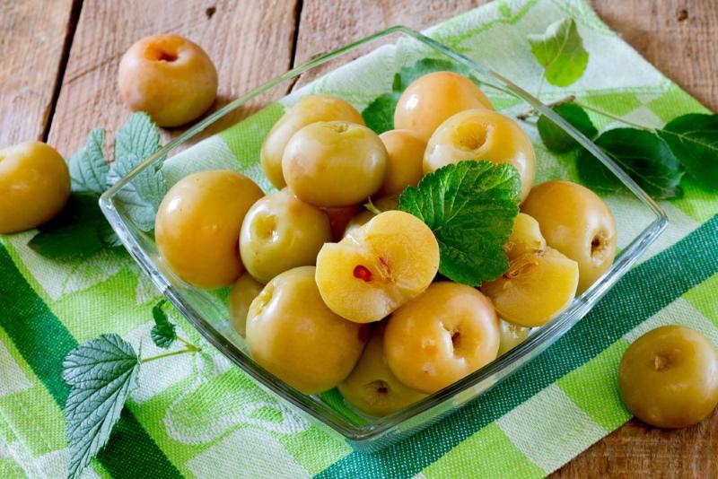 pommes marinées aux feuilles de cassis et de framboise